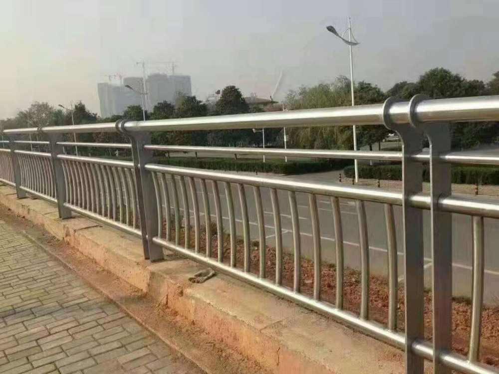 装扮不锈钢桥梁护栏的方法